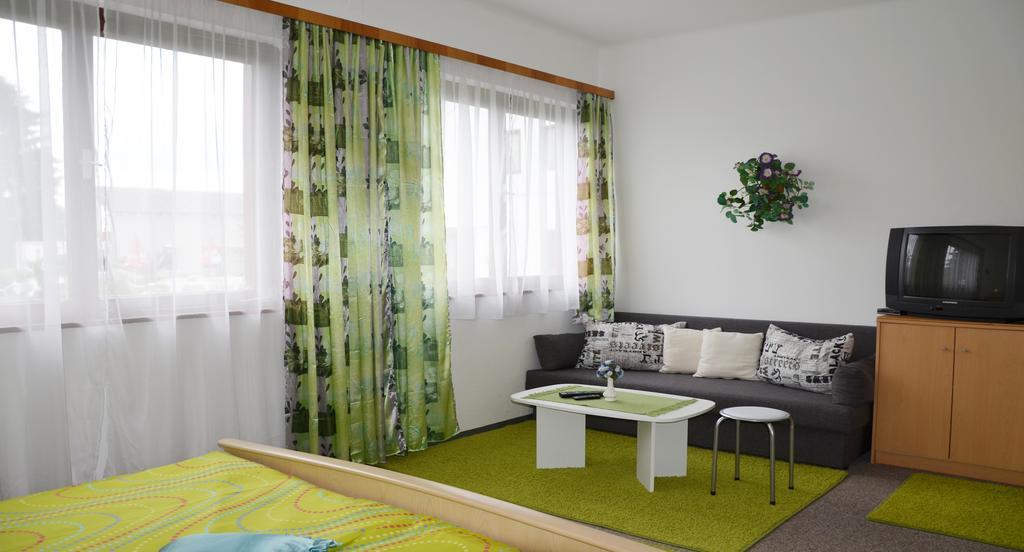 Gasthof-Pension Karawankenblick เพิร์ทชาค อัม เวิร์ทเทอร์ซี ภายนอก รูปภาพ